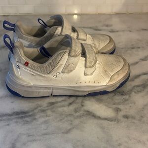 On THE ROGER Kids White and Blue Sneakers